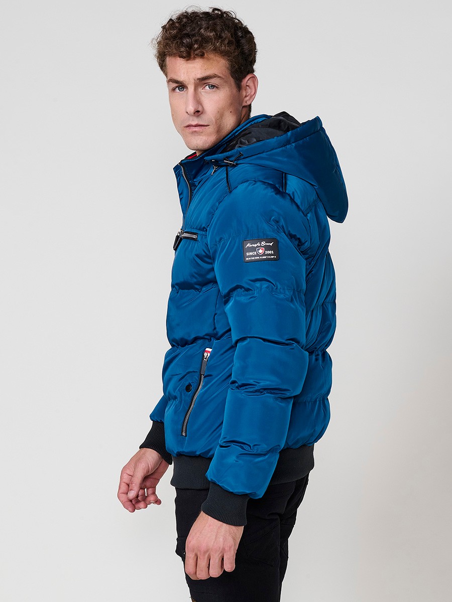 Gesteppte blaue Herrenjacke mit hohem Kragen, Kapuze, Reißverschluss und Taschen. Aus 100 % Polyester, warm und strapazierfähig.