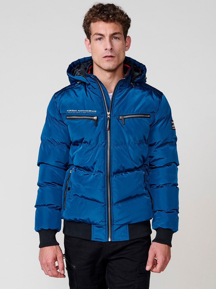 Gesteppte blaue Herrenjacke mit hohem Kragen, Kapuze, Reißverschluss und Taschen. Aus 100 % Polyester, warm und strapazierfähig.