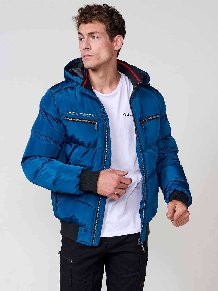 Gesteppte blaue Herrenjacke mit hohem Kragen, Kapuze, Reißverschluss und Taschen. Aus 100 % Polyester, warm und strapazierfähig.
