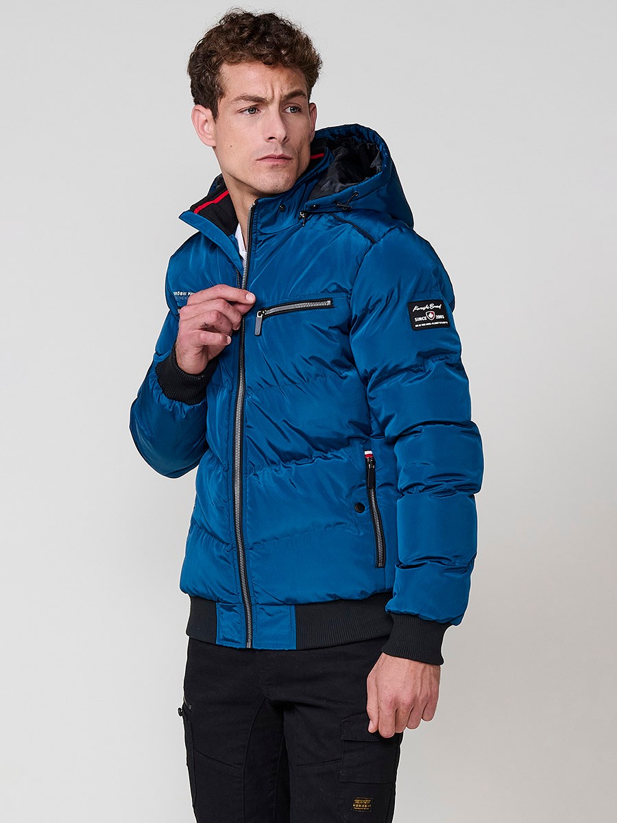 Gesteppte blaue Herrenjacke mit hohem Kragen, Kapuze, Reißverschluss und Taschen. Aus 100 % Polyester, warm und strapazierfähig.