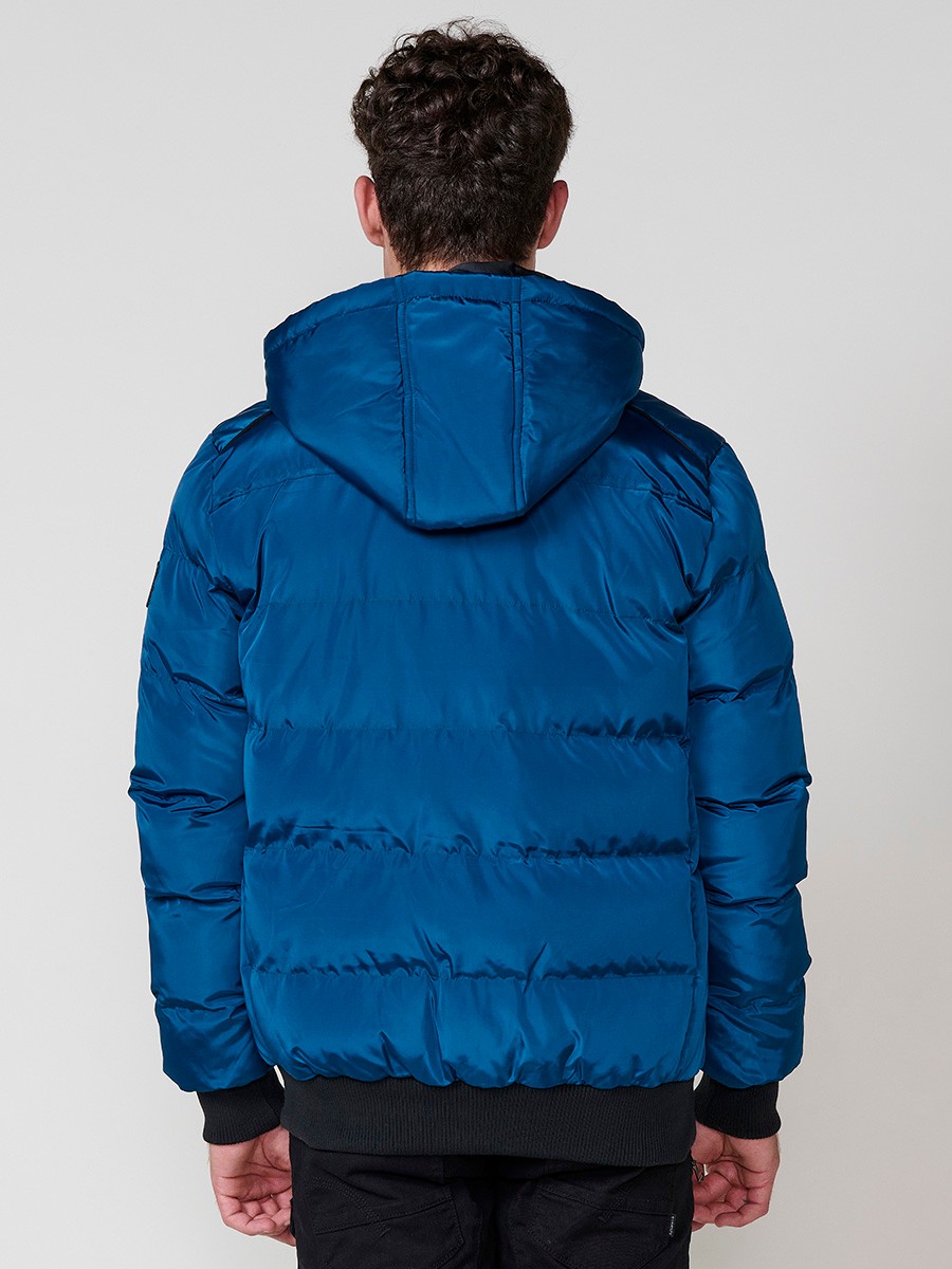 Gesteppte blaue Herrenjacke mit hohem Kragen, Kapuze, Reißverschluss und Taschen. Aus 100 % Polyester, warm und strapazierfähig.