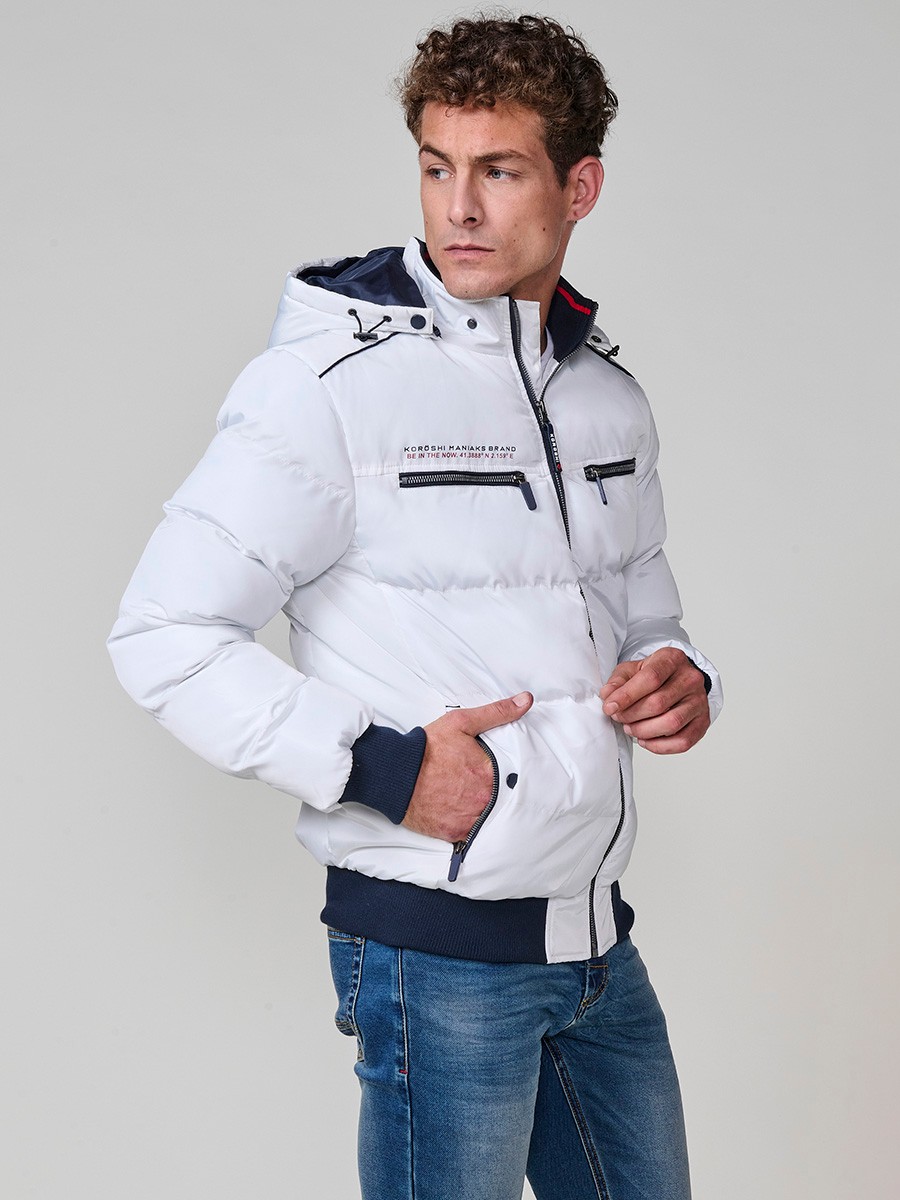 Gesteppte ecrufarbene Herrenjacke mit hohem Kragen, Kapuze, Reißverschluss und Taschen. Aus 100 % Polyester, warm und strapazierfähig.