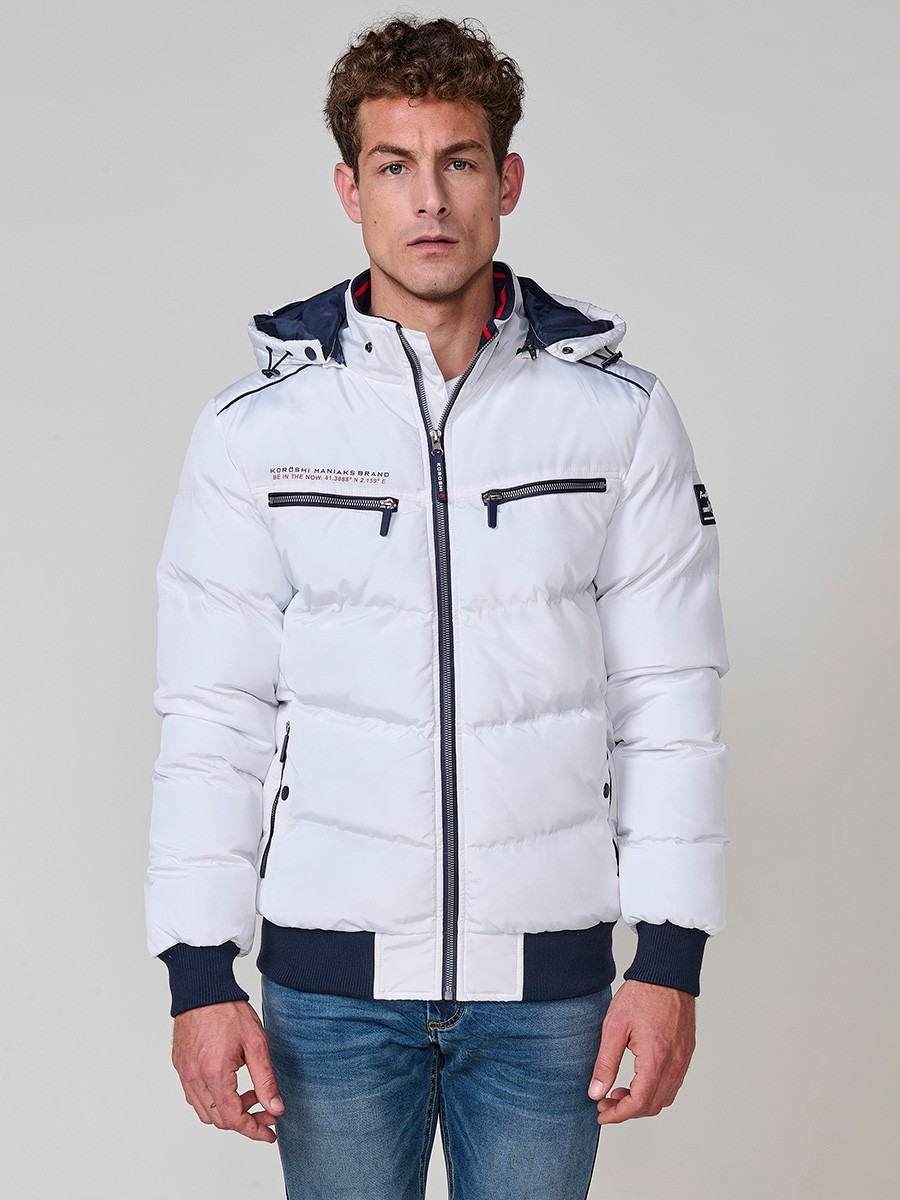 Gesteppte ecrufarbene Herrenjacke mit hohem Kragen, Kapuze, Reißverschluss und Taschen. Aus 100 % Polyester, warm und strapazierfähig.