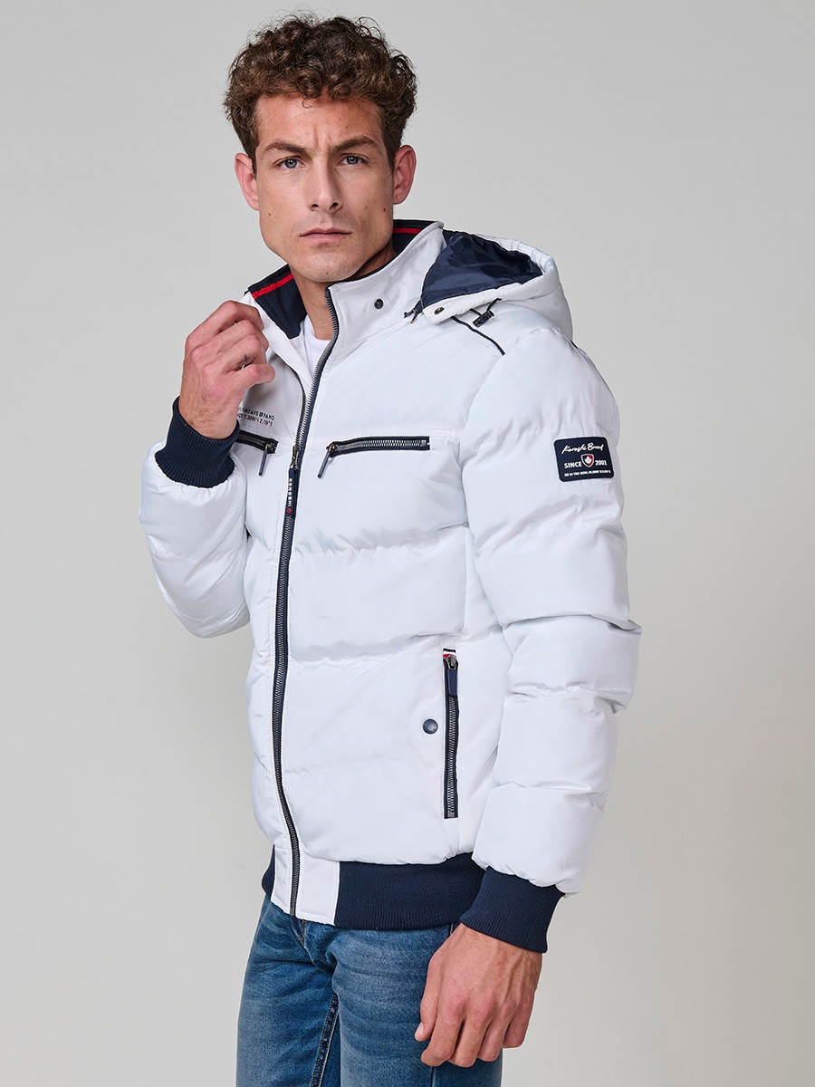 Gesteppte ecrufarbene Herrenjacke mit hohem Kragen, Kapuze, Reißverschluss und Taschen. Aus 100 % Polyester, warm und strapazierfähig.