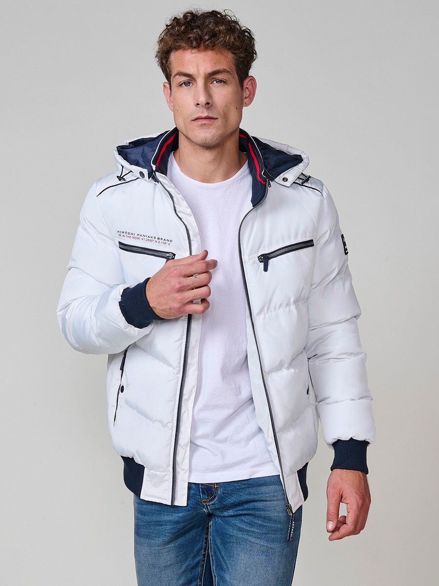Gesteppte ecrufarbene Herrenjacke mit hohem Kragen, Kapuze, Reißverschluss und Taschen. Aus 100 % Polyester, warm und strapazierfähig.