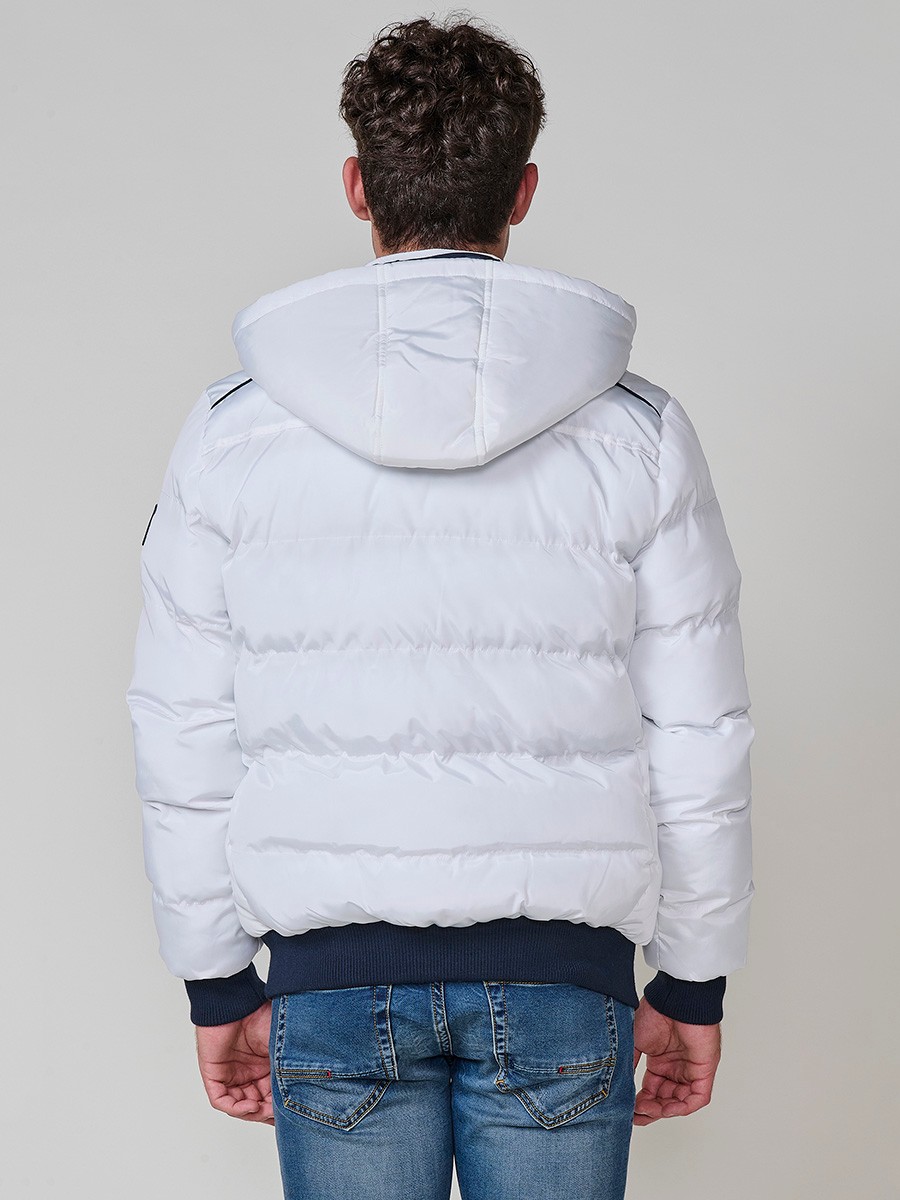 Gesteppte ecrufarbene Herrenjacke mit hohem Kragen, Kapuze, Reißverschluss und Taschen. Aus 100 % Polyester, warm und strapazierfähig.