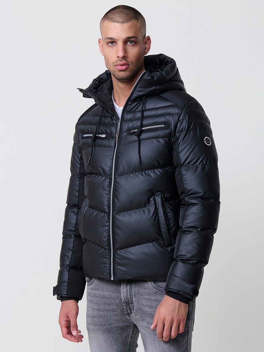 Gesteppte schwarze Herrenjacke mit hohem Kragen, Kapuze, Reißverschluss und Taschen. Aus 100 % Polyester, warm und strapazierfähig.