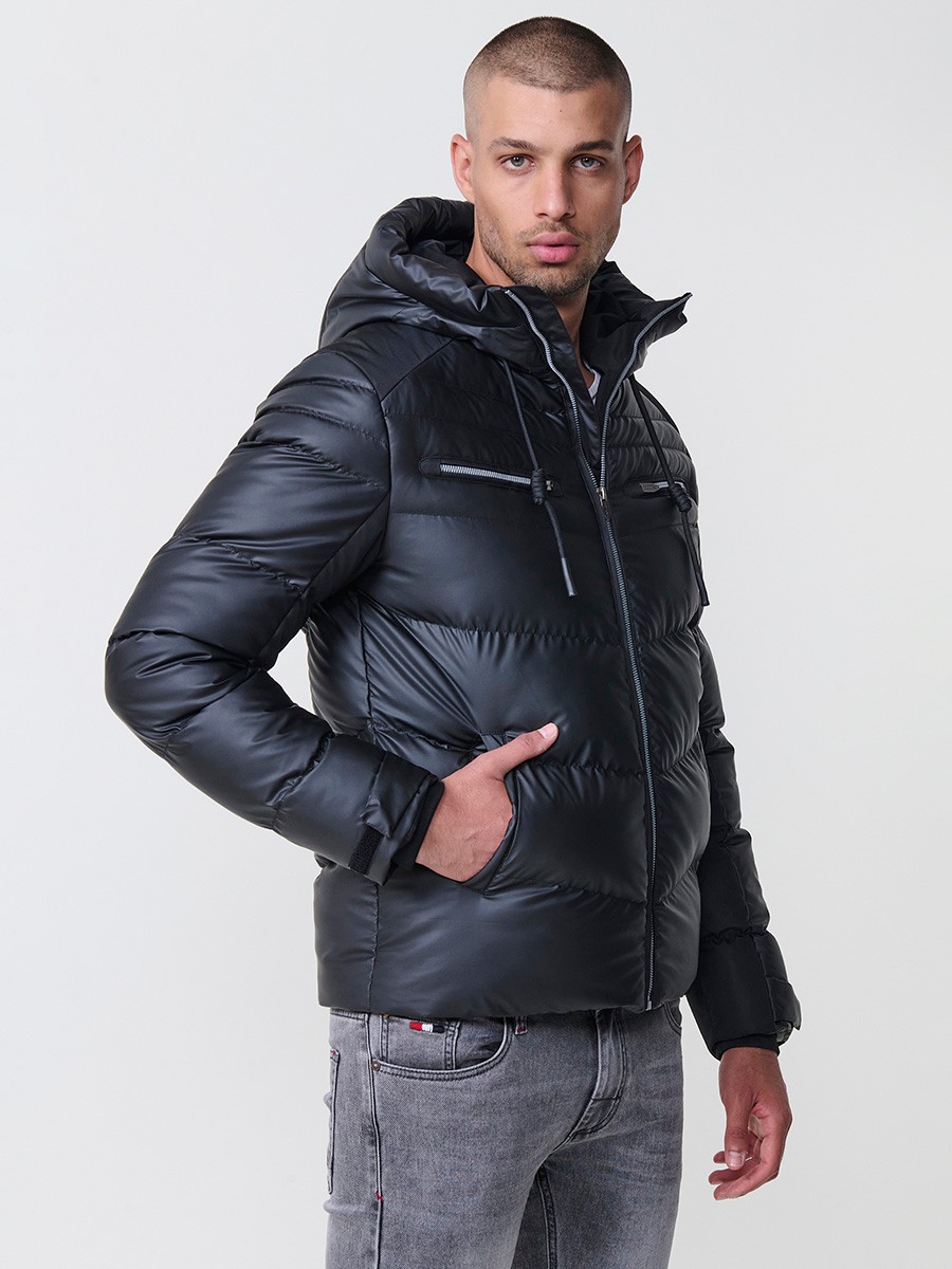 Gesteppte schwarze Herrenjacke mit hohem Kragen, Kapuze, Reißverschluss und Taschen. Aus 100 % Polyester, warm und strapazierfähig.