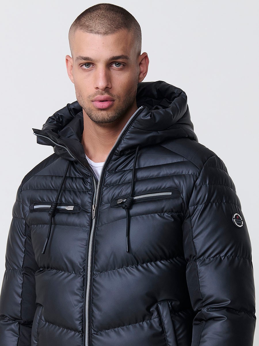 Gesteppte schwarze Herrenjacke mit hohem Kragen, Kapuze, Reißverschluss und Taschen. Aus 100 % Polyester, warm und strapazierfähig.