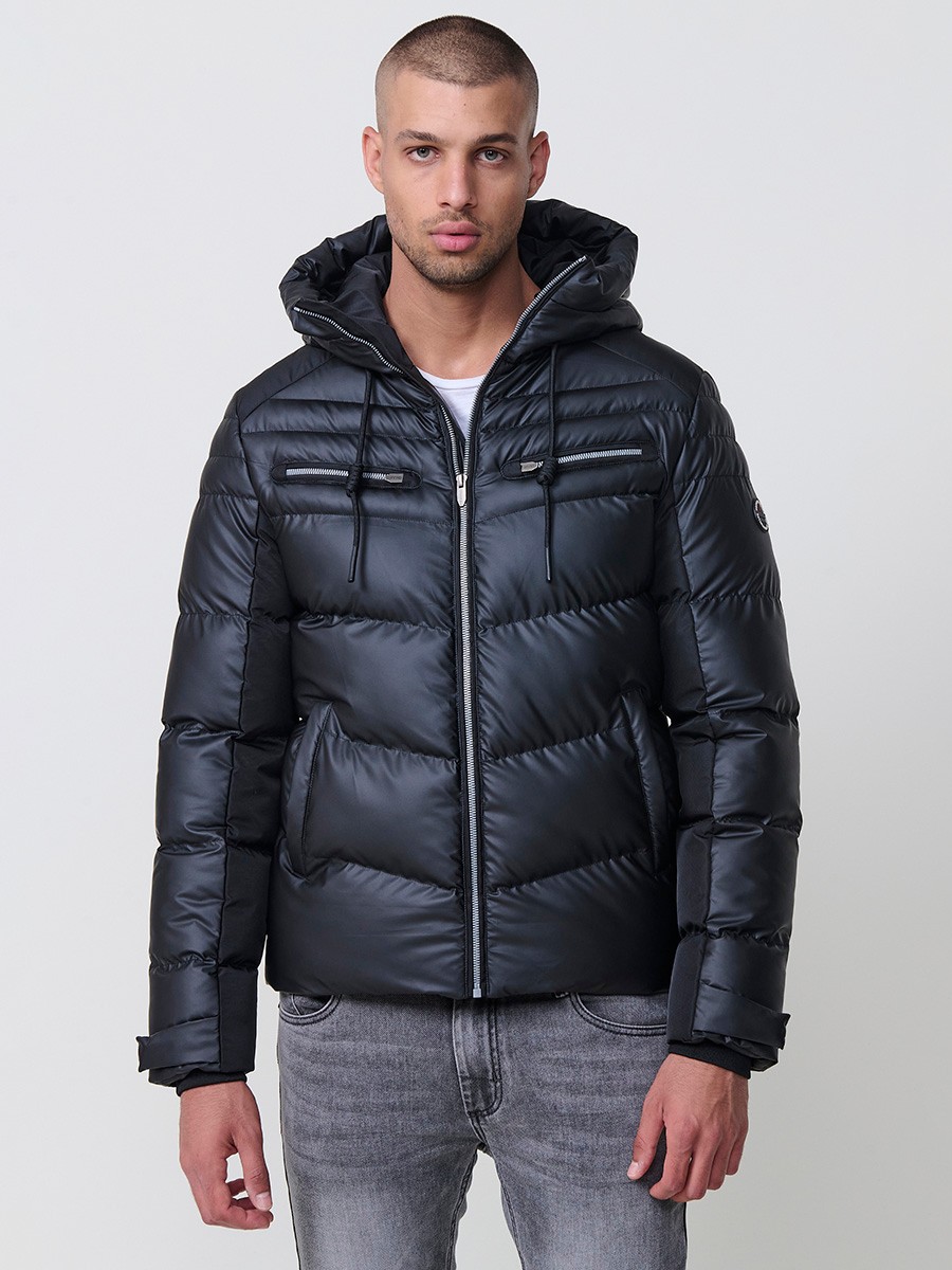 Gesteppte schwarze Herrenjacke mit hohem Kragen, Kapuze, Reißverschluss und Taschen. Aus 100 % Polyester, warm und strapazierfähig.