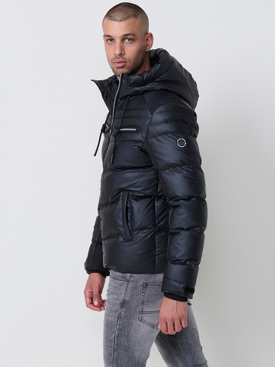 Gesteppte schwarze Herrenjacke mit hohem Kragen, Kapuze, Reißverschluss und Taschen. Aus 100 % Polyester, warm und strapazierfähig.