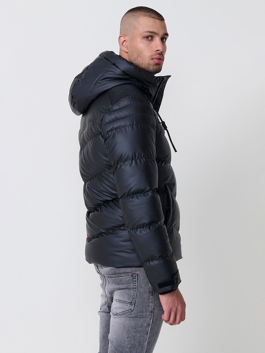 Gesteppte schwarze Herrenjacke mit hohem Kragen, Kapuze, Reißverschluss und Taschen. Aus 100 % Polyester, warm und strapazierfähig.