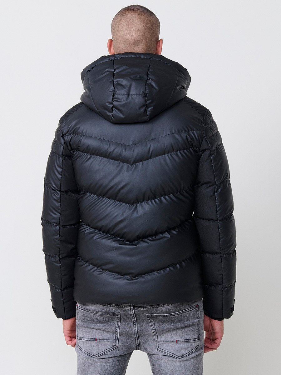 Gesteppte schwarze Herrenjacke mit hohem Kragen, Kapuze, Reißverschluss und Taschen. Aus 100 % Polyester, warm und strapazierfähig.