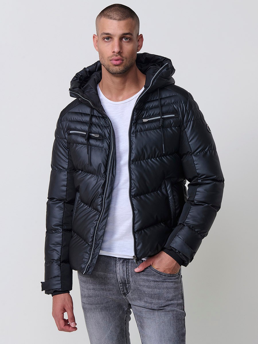 Gesteppte schwarze Herrenjacke mit hohem Kragen, Kapuze, Reißverschluss und Taschen. Aus 100 % Polyester, warm und strapazierfähig.