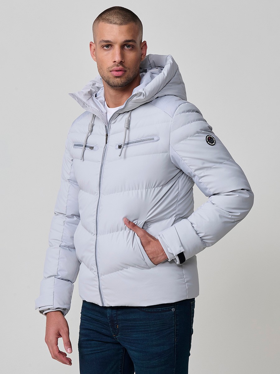Gesteppte perlgraue Herrenjacke mit hohem Kragen, Kapuze, Reißverschluss und Taschen. Aus 100 % Polyester, warm und strapazierfähig.