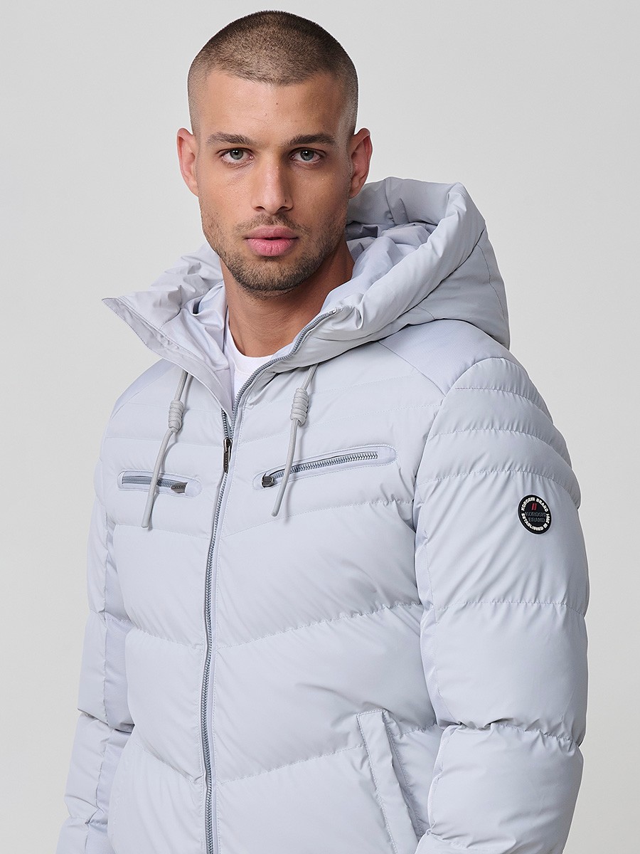 Gesteppte perlgraue Herrenjacke mit hohem Kragen, Kapuze, Reißverschluss und Taschen. Aus 100 % Polyester, warm und strapazierfähig.