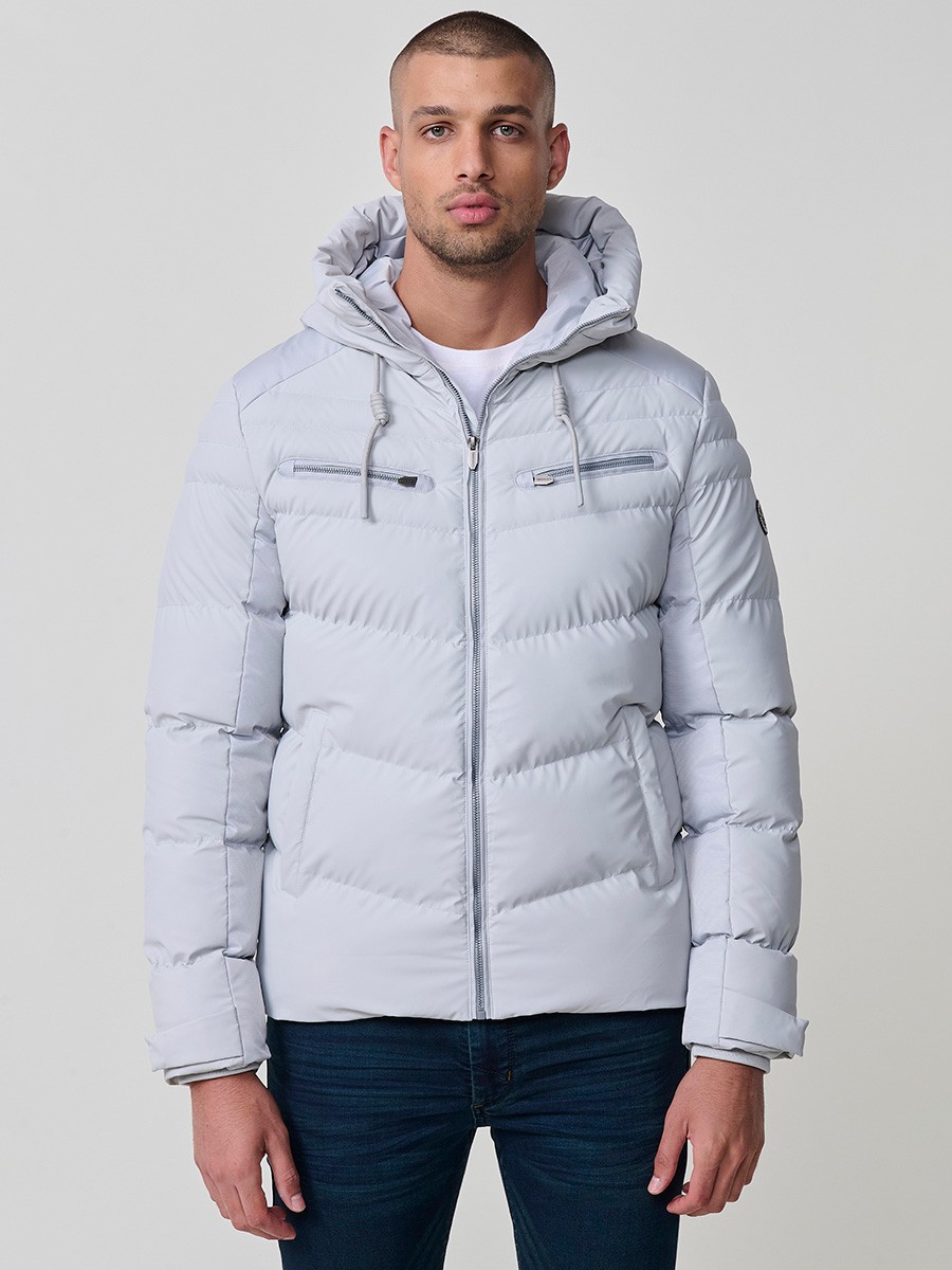 Gesteppte perlgraue Herrenjacke mit hohem Kragen, Kapuze, Reißverschluss und Taschen. Aus 100 % Polyester, warm und strapazierfähig.