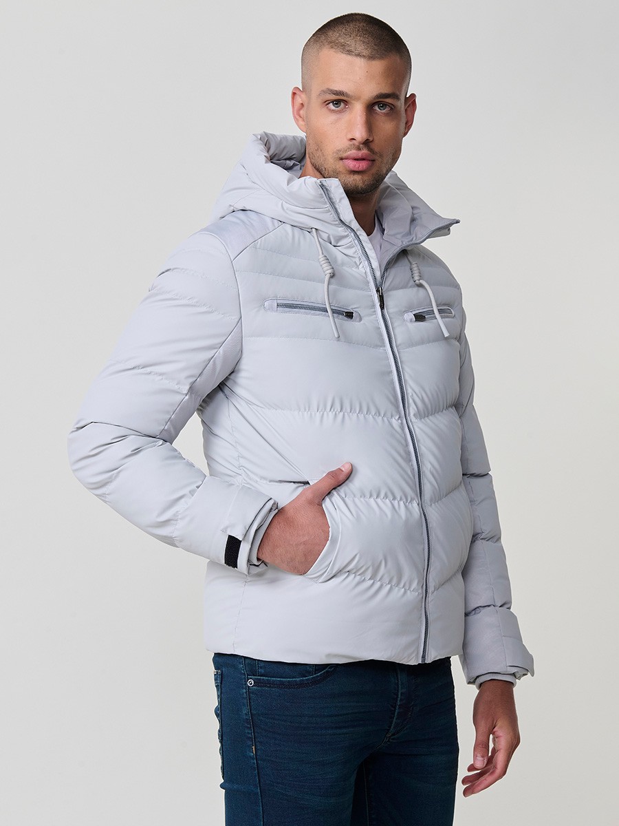 Gesteppte perlgraue Herrenjacke mit hohem Kragen, Kapuze, Reißverschluss und Taschen. Aus 100 % Polyester, warm und strapazierfähig.