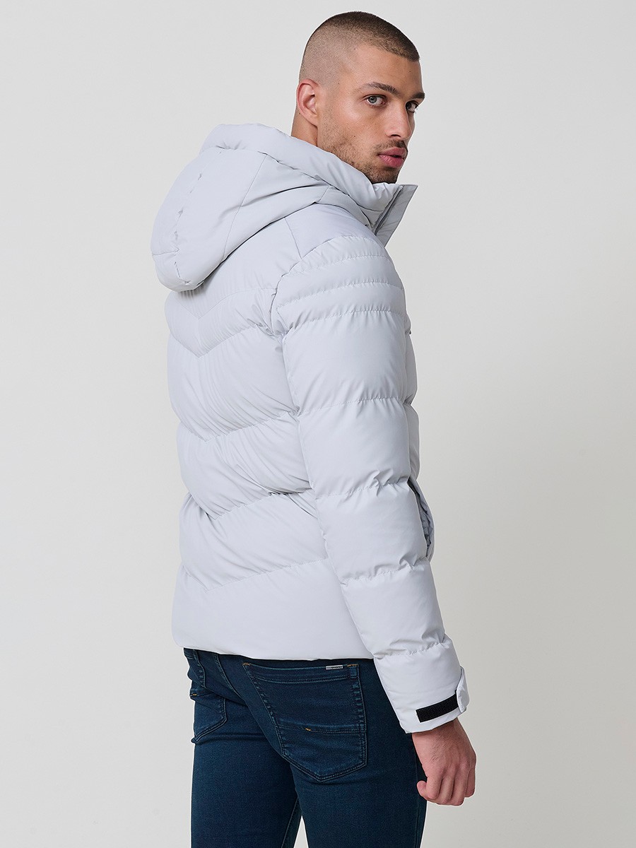 Gesteppte perlgraue Herrenjacke mit hohem Kragen, Kapuze, Reißverschluss und Taschen. Aus 100 % Polyester, warm und strapazierfähig.