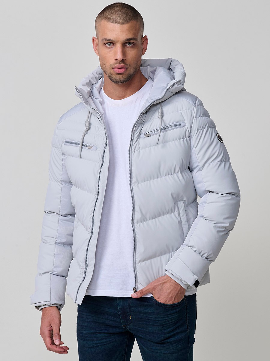 Gesteppte perlgraue Herrenjacke mit hohem Kragen, Kapuze, Reißverschluss und Taschen. Aus 100 % Polyester, warm und strapazierfähig.
