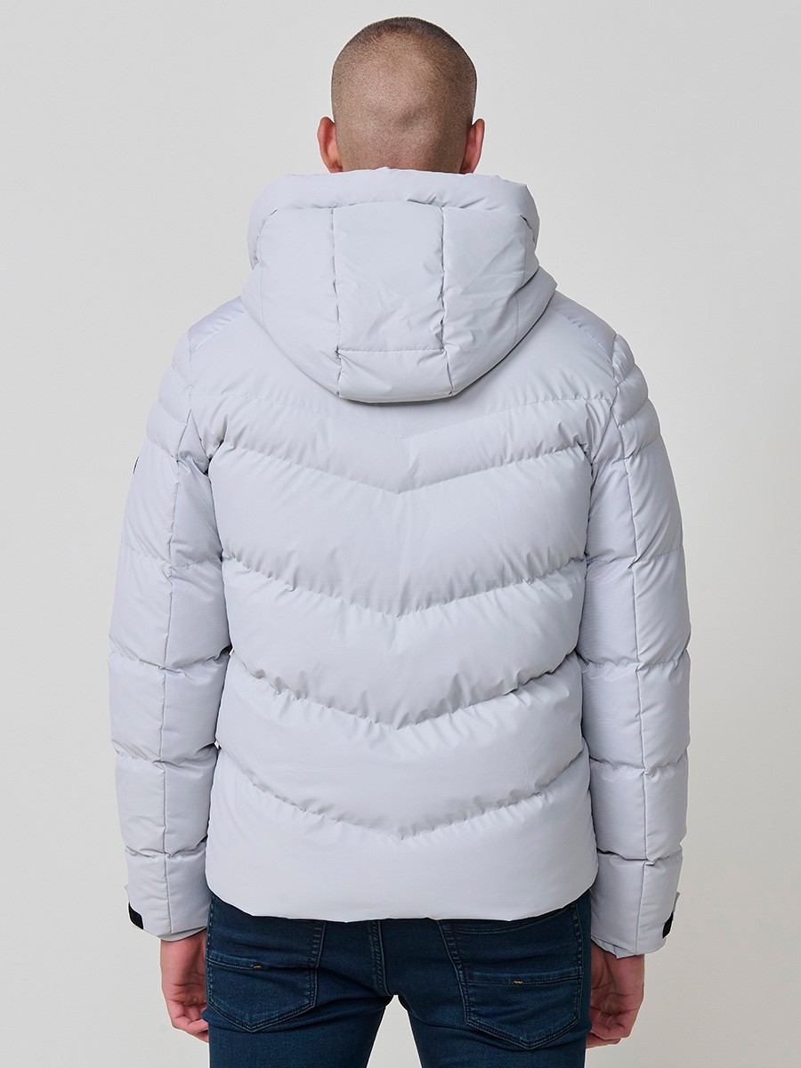 Gesteppte perlgraue Herrenjacke mit hohem Kragen, Kapuze, Reißverschluss und Taschen. Aus 100 % Polyester, warm und strapazierfähig.