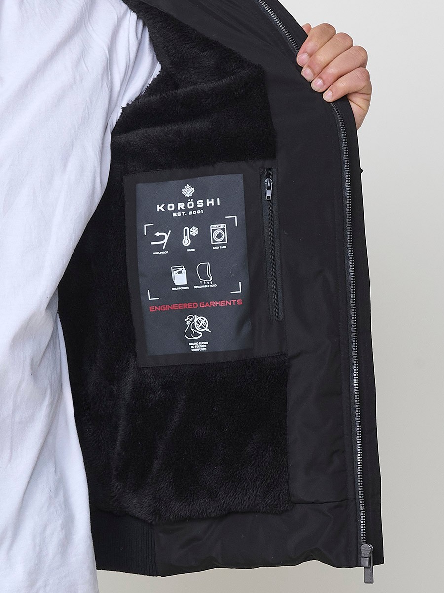 Gesteppte schwarze Herrenjacke mit hohem Kragen, Kapuze, Reißverschluss und Taschen. Aus 100 % Polyester, warm und strapazierfähig.