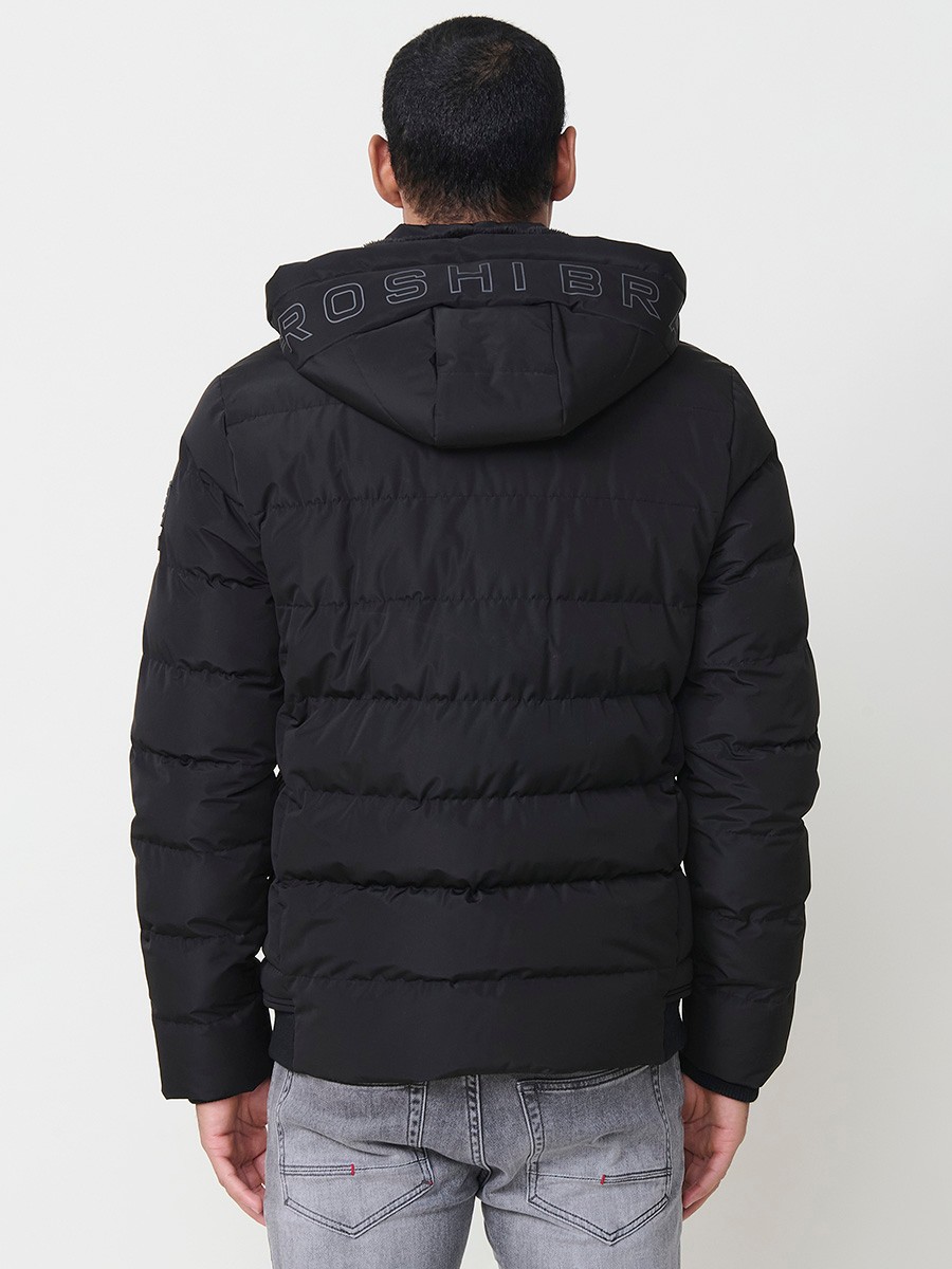Gesteppte schwarze Herrenjacke mit hohem Kragen, Kapuze, Reißverschluss und Taschen. Aus 100 % Polyester, warm und strapazierfähig.