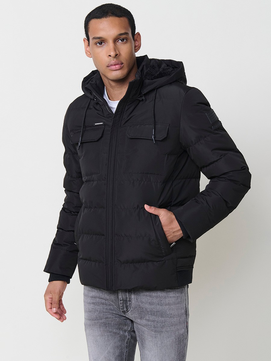 Gesteppte schwarze Herrenjacke mit hohem Kragen, Kapuze, Reißverschluss und Taschen. Aus 100 % Polyester, warm und strapazierfähig.