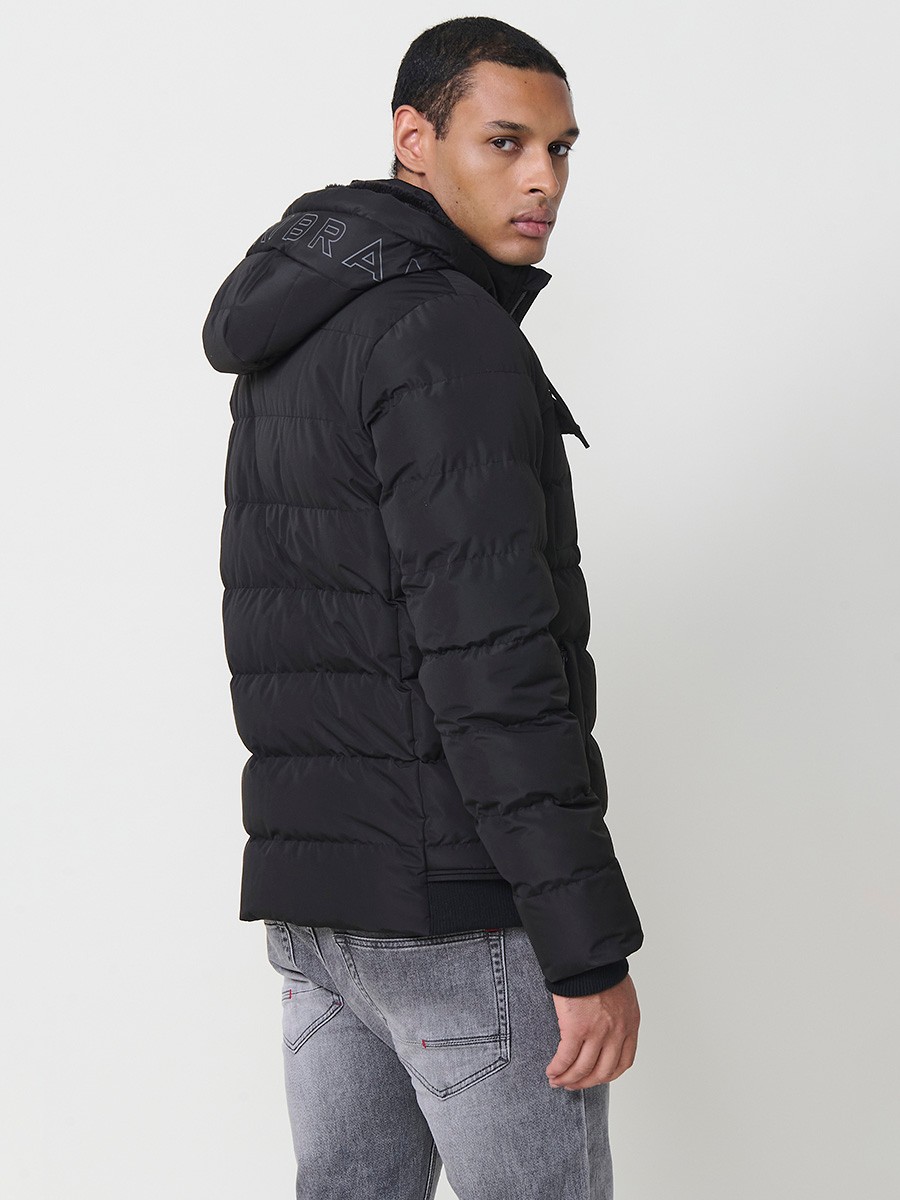 Gesteppte schwarze Herrenjacke mit hohem Kragen, Kapuze, Reißverschluss und Taschen. Aus 100 % Polyester, warm und strapazierfähig.