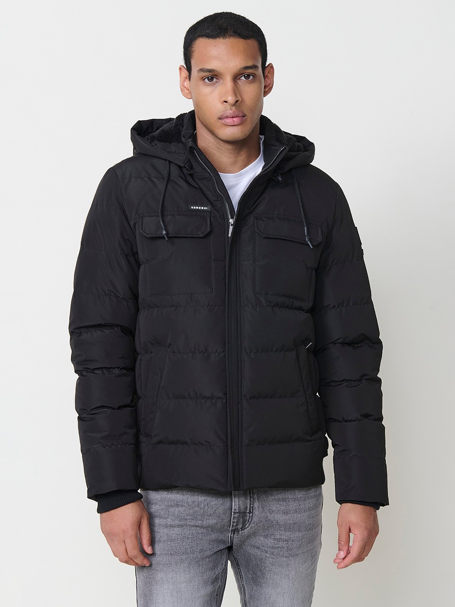 Gesteppte schwarze Herrenjacke mit hohem Kragen, Kapuze, Reißverschluss und Taschen. Aus 100 % Polyester, warm und strapazierfähig.