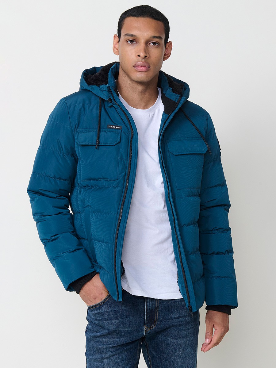 Gesteppte blaue Herrenjacke mit hohem Kragen, Kapuze, Reißverschluss und Taschen. Aus 100 % Polyester, warm und strapazierfähig.