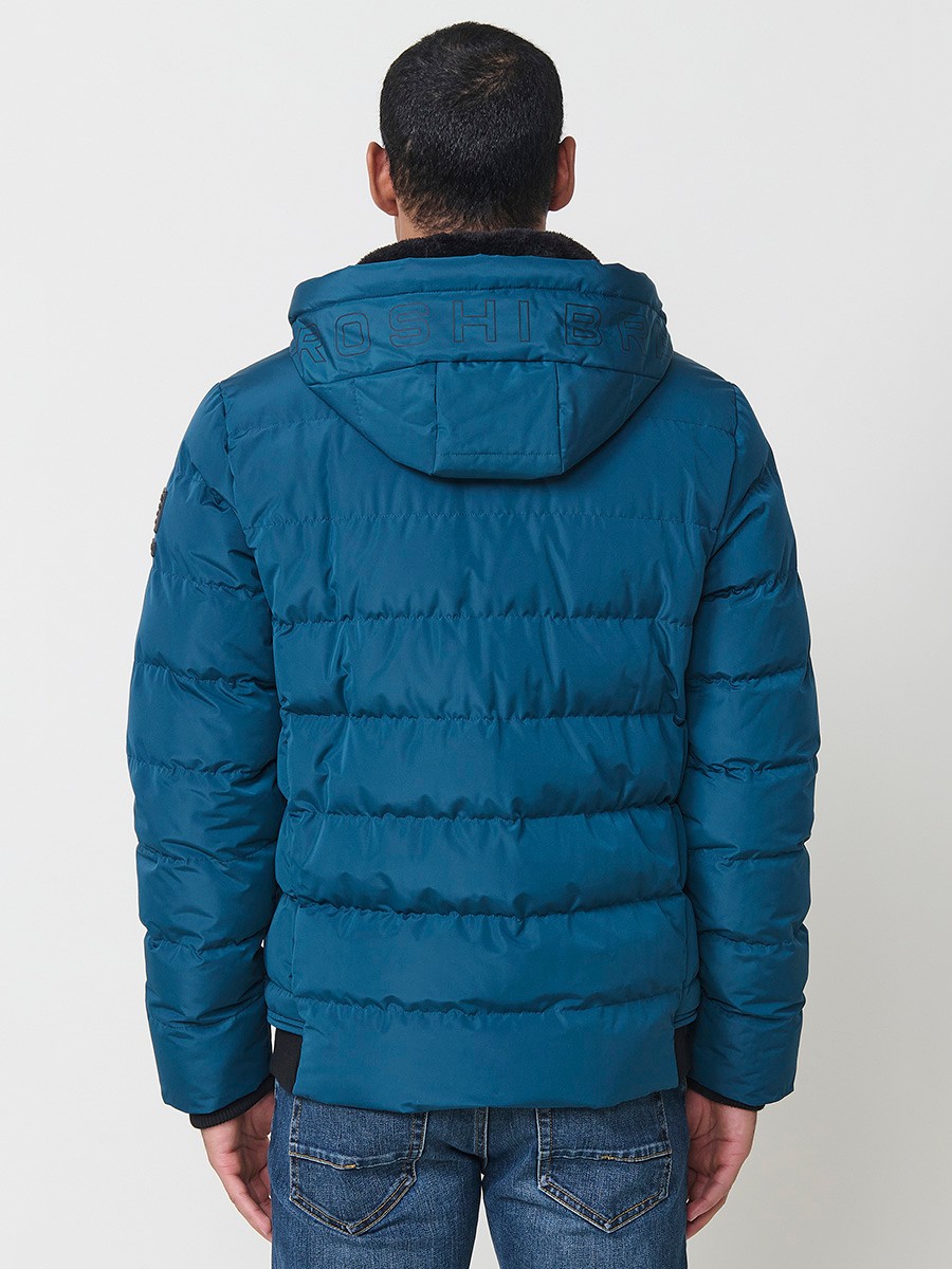 Gesteppte blaue Herrenjacke mit hohem Kragen, Kapuze, Reißverschluss und Taschen. Aus 100 % Polyester, warm und strapazierfähig.
