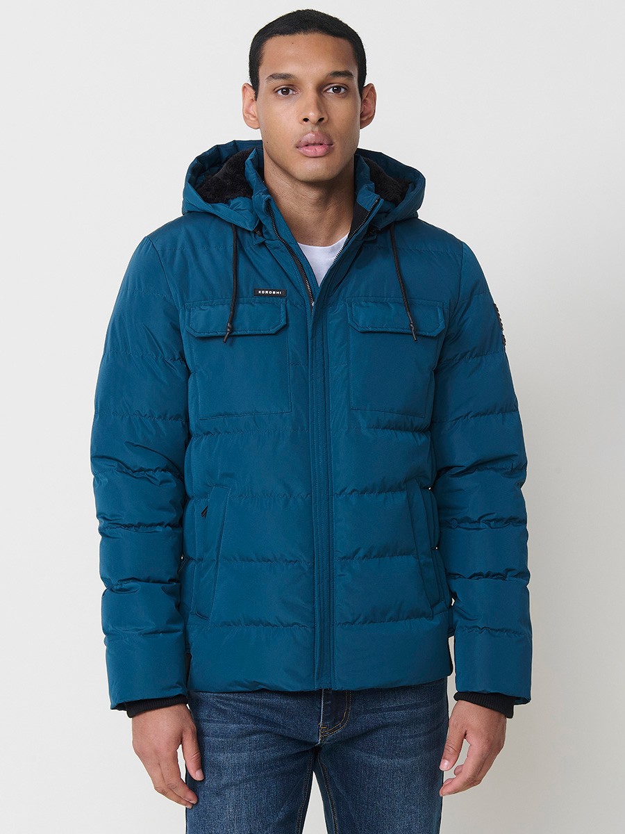 Gesteppte blaue Herrenjacke mit hohem Kragen, Kapuze, Reißverschluss und Taschen. Aus 100 % Polyester, warm und strapazierfähig.