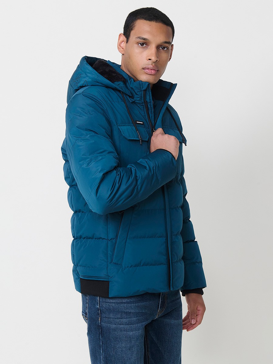 Gesteppte blaue Herrenjacke mit hohem Kragen, Kapuze, Reißverschluss und Taschen. Aus 100 % Polyester, warm und strapazierfähig.