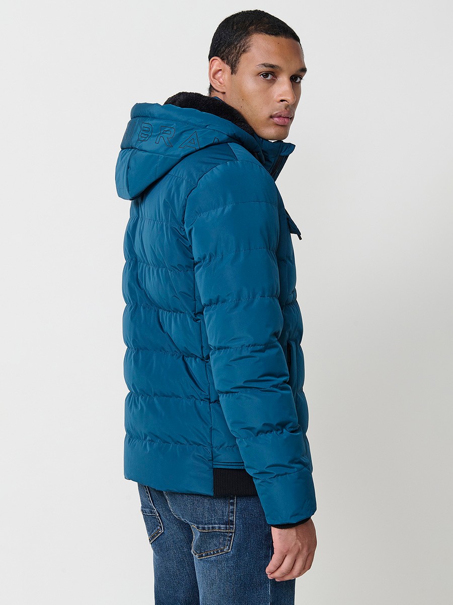 Gesteppte blaue Herrenjacke mit hohem Kragen, Kapuze, Reißverschluss und Taschen. Aus 100 % Polyester, warm und strapazierfähig.