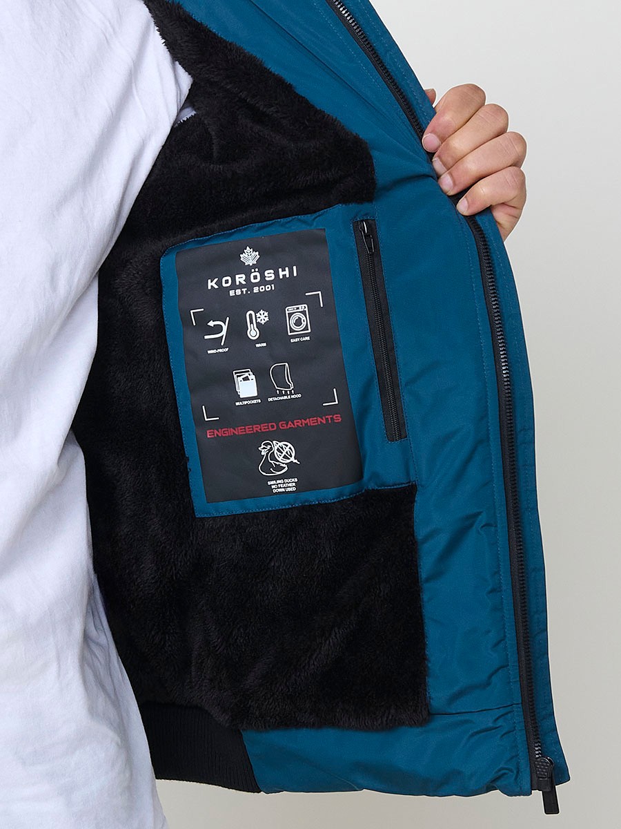 Gesteppte blaue Herrenjacke mit hohem Kragen, Kapuze, Reißverschluss und Taschen. Aus 100 % Polyester, warm und strapazierfähig.