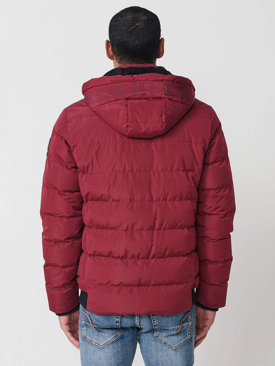 Gesteppte weinrote Herrenjacke mit hohem Kragen, Kapuze, Reißverschluss und Taschen. Aus 100 % Polyester, warm und strapazierfähig.