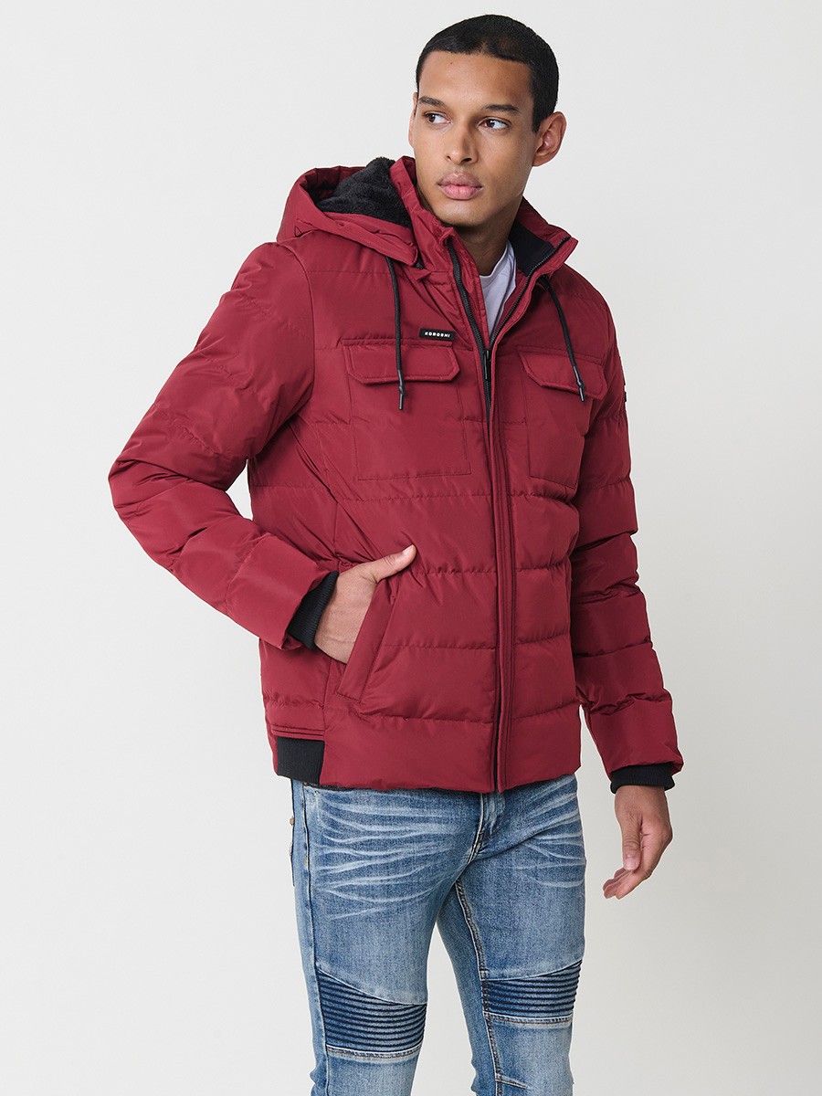 Gesteppte weinrote Herrenjacke mit hohem Kragen, Kapuze, Reißverschluss und Taschen. Aus 100 % Polyester, warm und strapazierfähig.