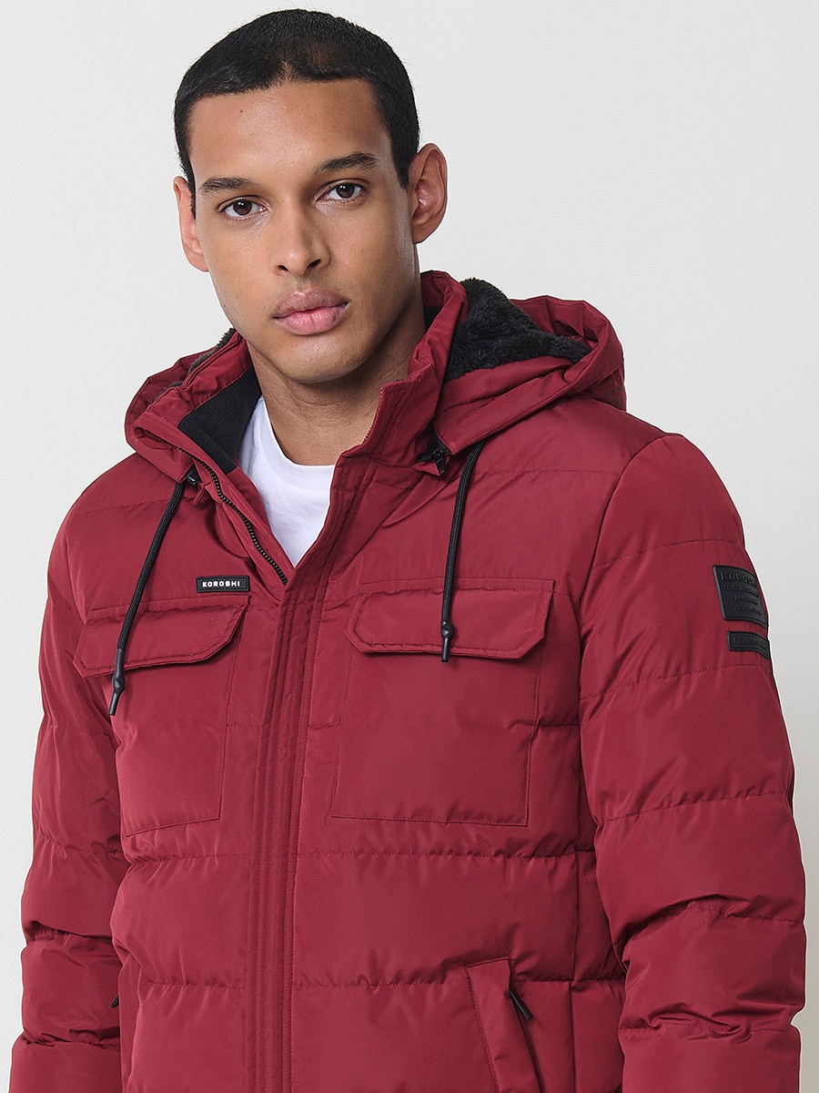 Gesteppte weinrote Herrenjacke mit hohem Kragen, Kapuze, Reißverschluss und Taschen. Aus 100 % Polyester, warm und strapazierfähig.