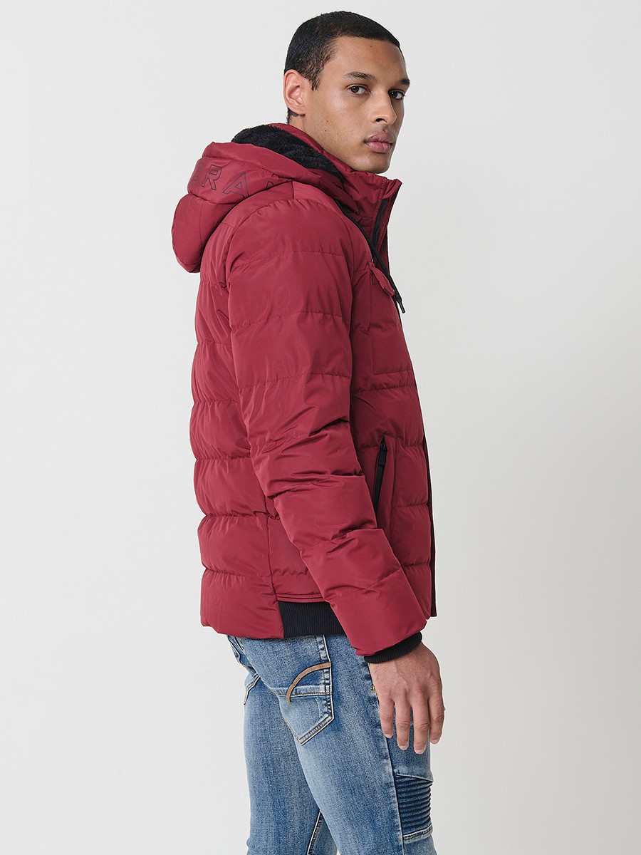 Gesteppte weinrote Herrenjacke mit hohem Kragen, Kapuze, Reißverschluss und Taschen. Aus 100 % Polyester, warm und strapazierfähig.