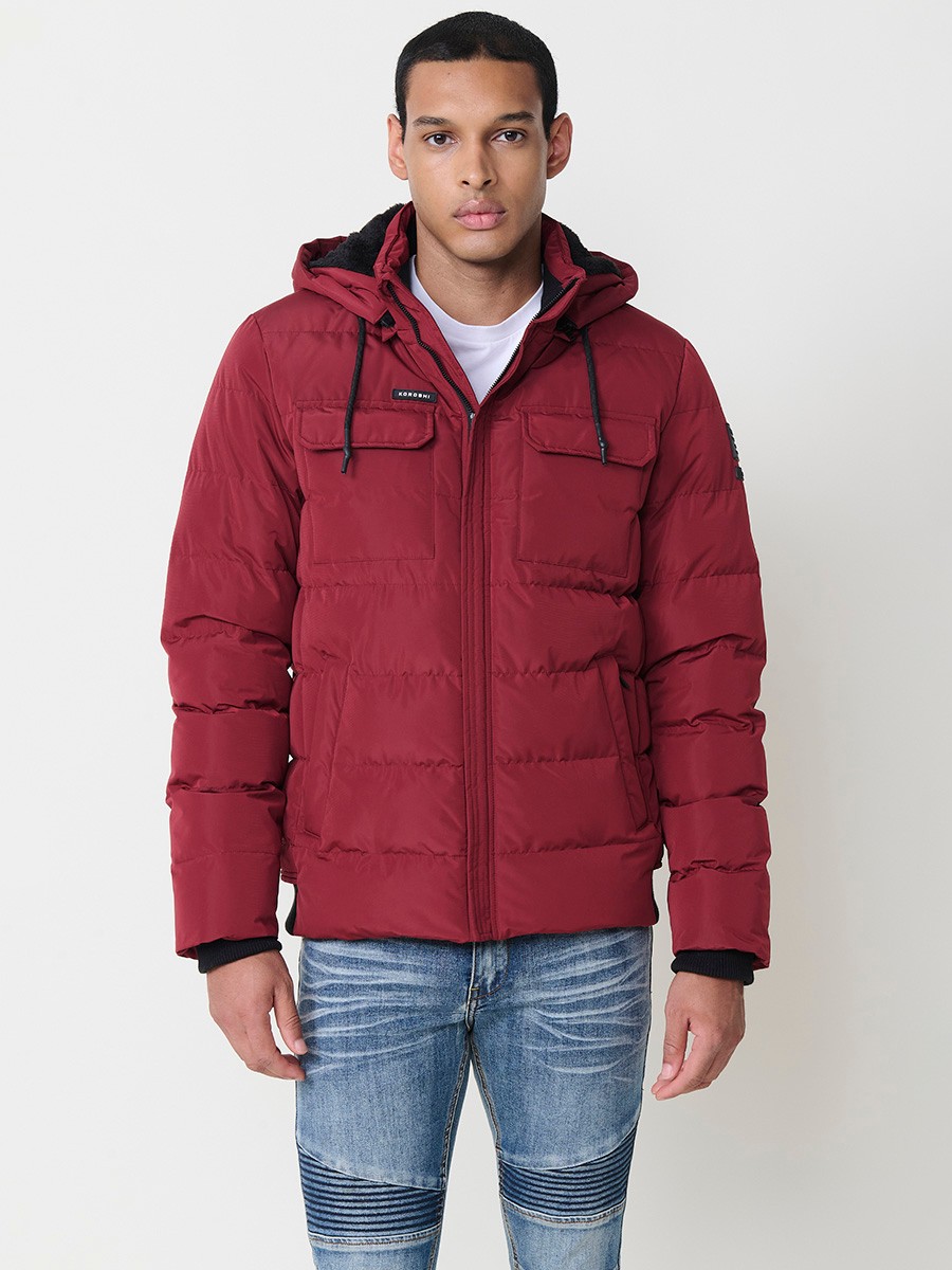 Gesteppte weinrote Herrenjacke mit hohem Kragen, Kapuze, Reißverschluss und Taschen. Aus 100 % Polyester, warm und strapazierfähig.