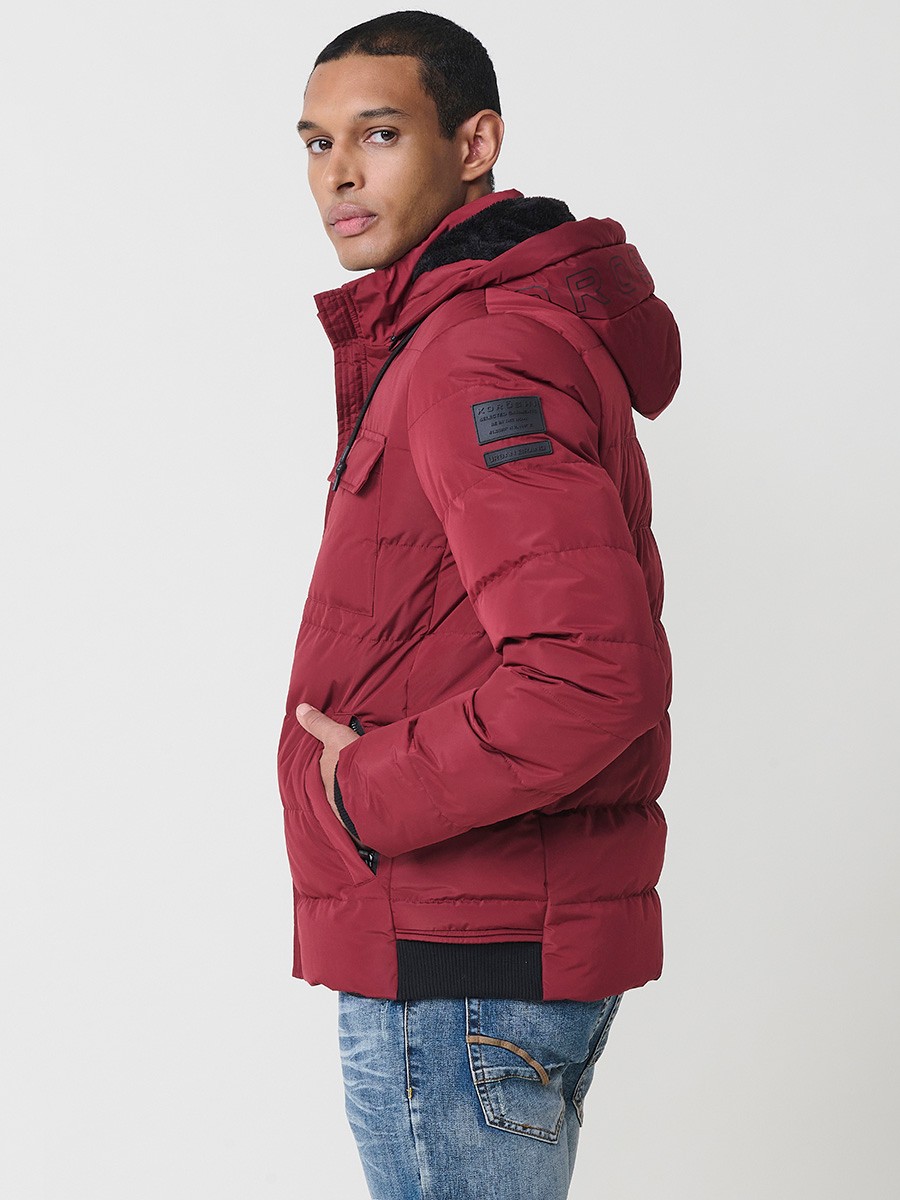 Gesteppte weinrote Herrenjacke mit hohem Kragen, Kapuze, Reißverschluss und Taschen. Aus 100 % Polyester, warm und strapazierfähig.