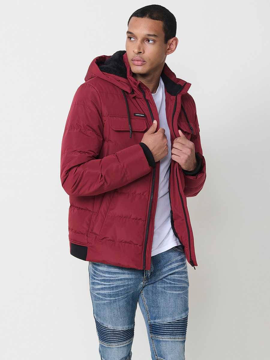 Gesteppte weinrote Herrenjacke mit hohem Kragen, Kapuze, Reißverschluss und Taschen. Aus 100 % Polyester, warm und strapazierfähig.