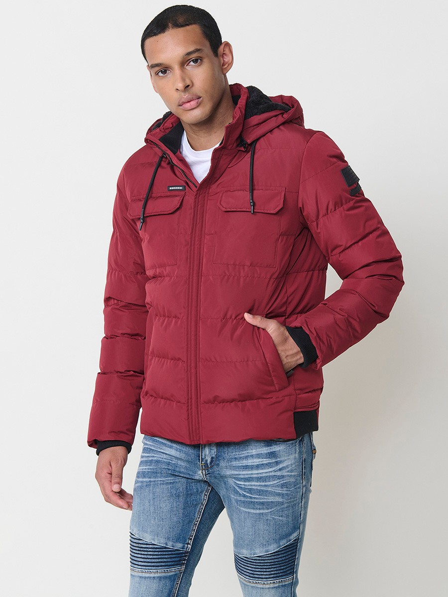 Gesteppte weinrote Herrenjacke mit hohem Kragen, Kapuze, Reißverschluss und Taschen. Aus 100 % Polyester, warm und strapazierfähig.