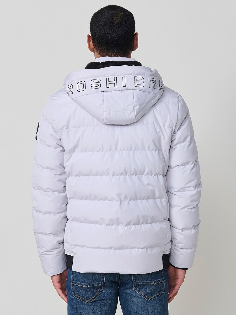 Gesteppte perlgraue Herrenjacke mit hohem Kragen, Kapuze, Reißverschluss und Taschen. Aus 100 % Polyester, warm und strapazierfähig.