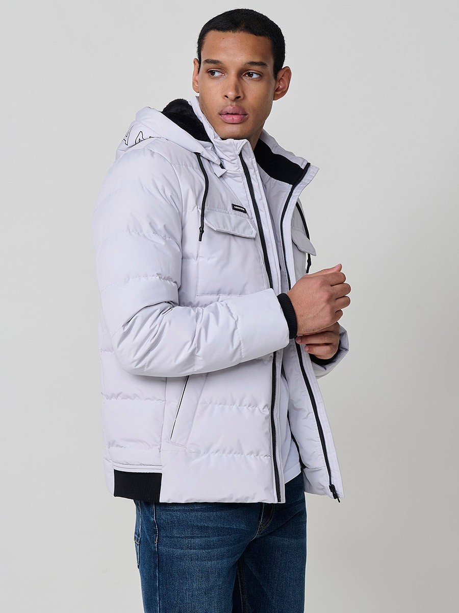 Gesteppte perlgraue Herrenjacke mit hohem Kragen, Kapuze, Reißverschluss und Taschen. Aus 100 % Polyester, warm und strapazierfähig.