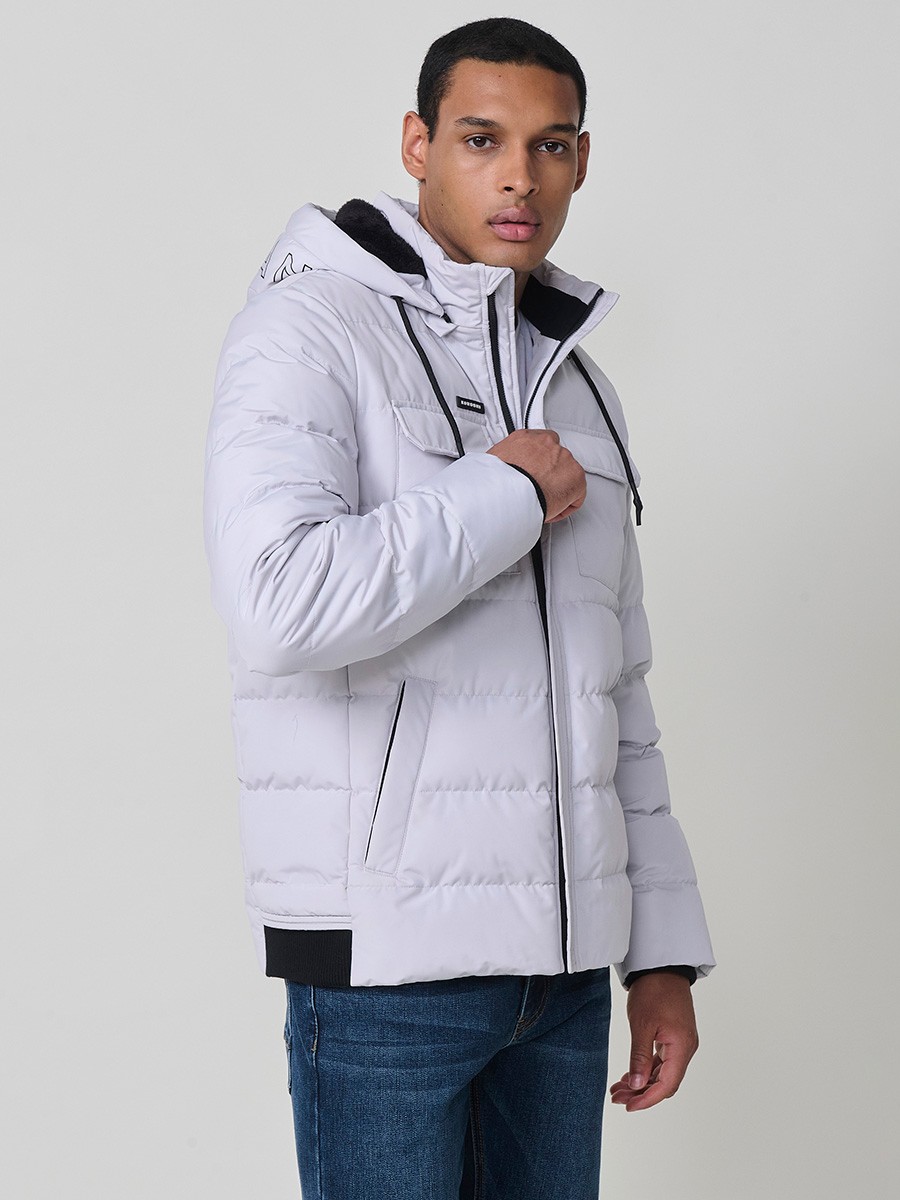 Gesteppte perlgraue Herrenjacke mit hohem Kragen, Kapuze, Reißverschluss und Taschen. Aus 100 % Polyester, warm und strapazierfähig.