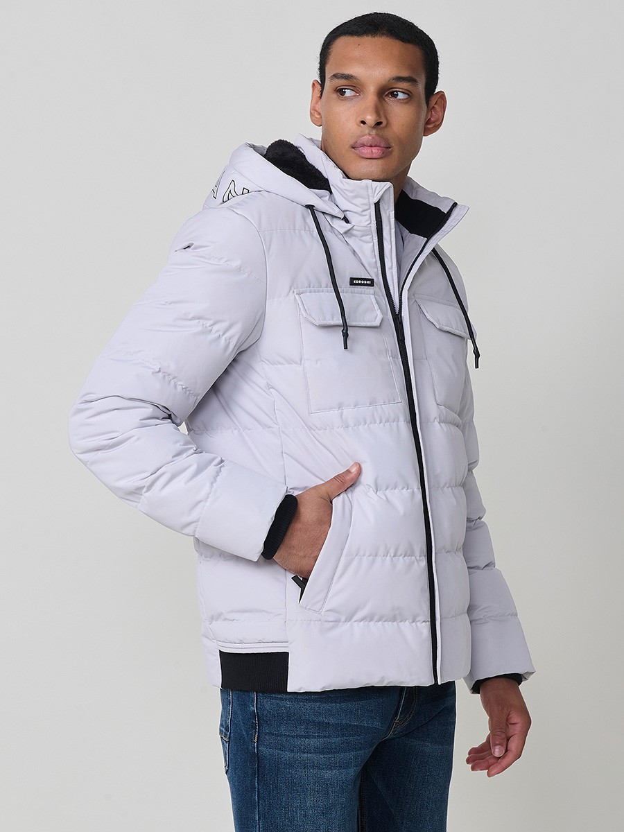 Gesteppte perlgraue Herrenjacke mit hohem Kragen, Kapuze, Reißverschluss und Taschen. Aus 100 % Polyester, warm und strapazierfähig.