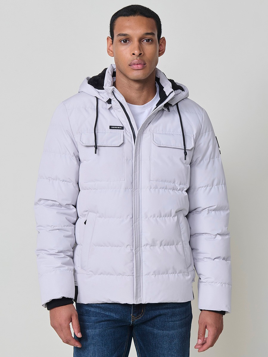 Gesteppte perlgraue Herrenjacke mit hohem Kragen, Kapuze, Reißverschluss und Taschen. Aus 100 % Polyester, warm und strapazierfähig.