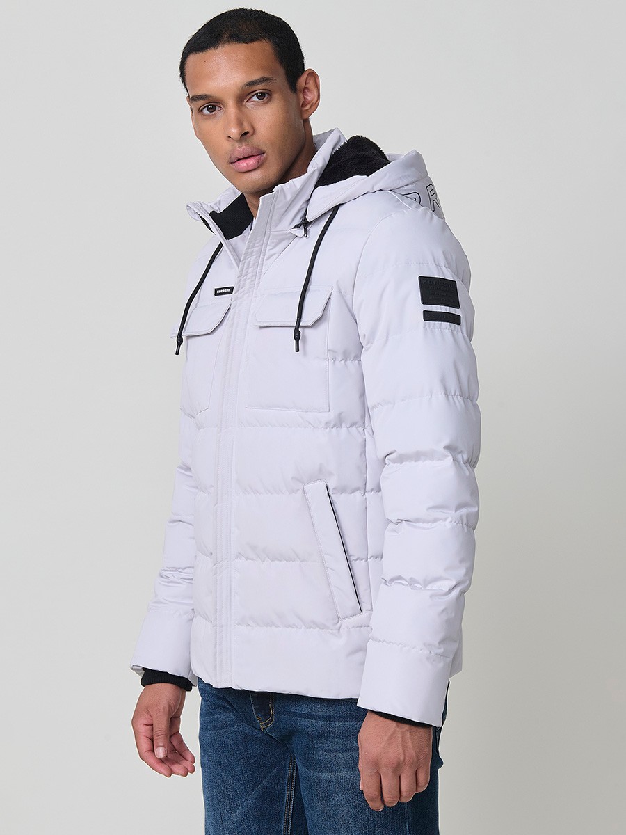 Gesteppte perlgraue Herrenjacke mit hohem Kragen, Kapuze, Reißverschluss und Taschen. Aus 100 % Polyester, warm und strapazierfähig.
